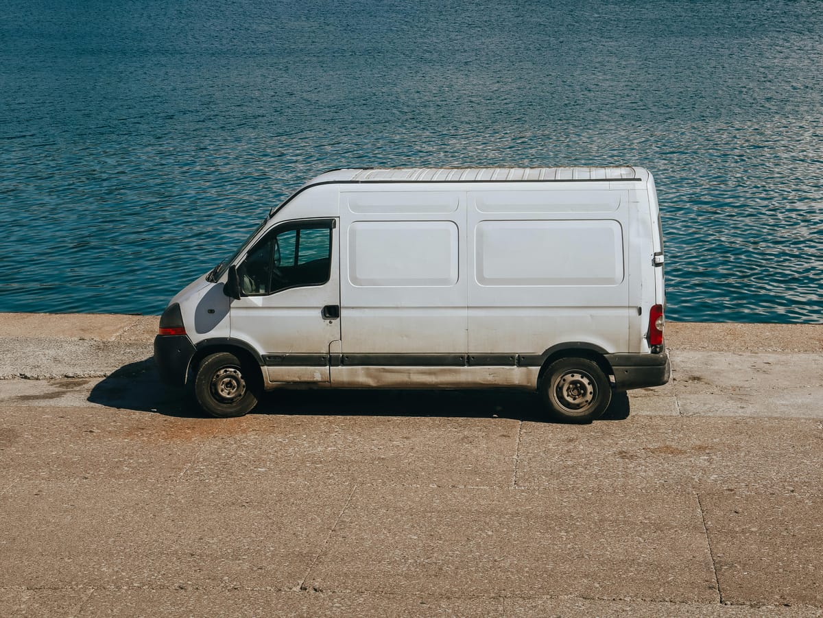 Cargo van blanca vista lateral