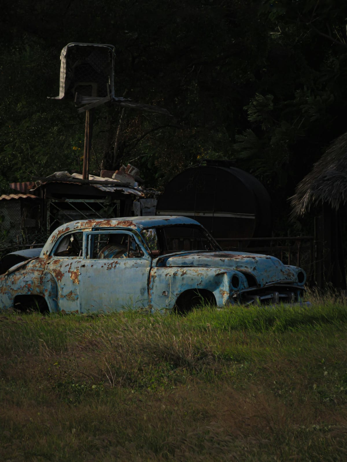 Carro clásico oxidado vista lateral